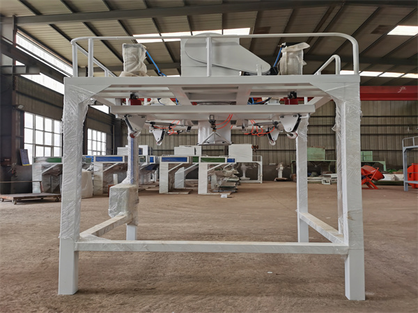 自动吨袋包装机包装完毕等待发货。称重范围 500-1000公斤/袋！